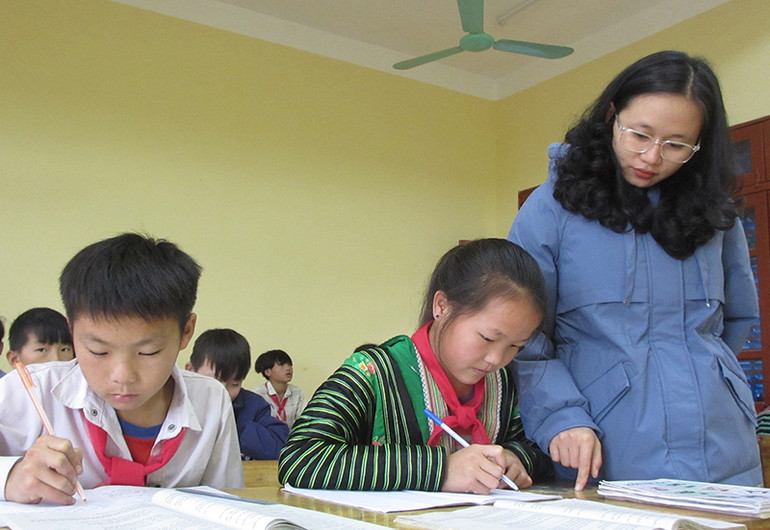 Vợ chồng cùng ‘gieo chữ” trên núi -0