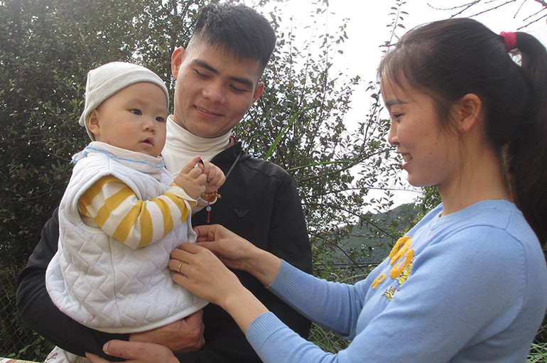 Vợ chồng cùng ‘gieo chữ” trên núi -0