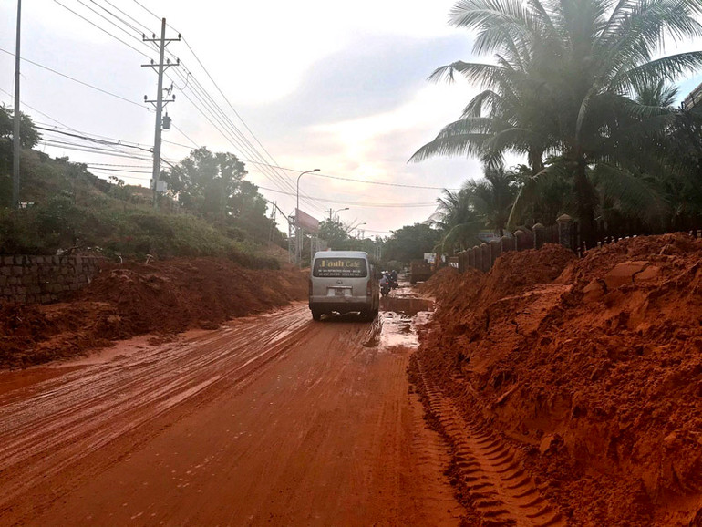Khoảng 6 giờ sáng, giao thông trên tuyến đường này đã tạm thời được khắc phục, tuy nhiên hiện trường vẫn còn rất bề bổn, ngổn ngang. Sạt lở cát nghiêm trọng tuyến đường du lịch Mũi Né -0