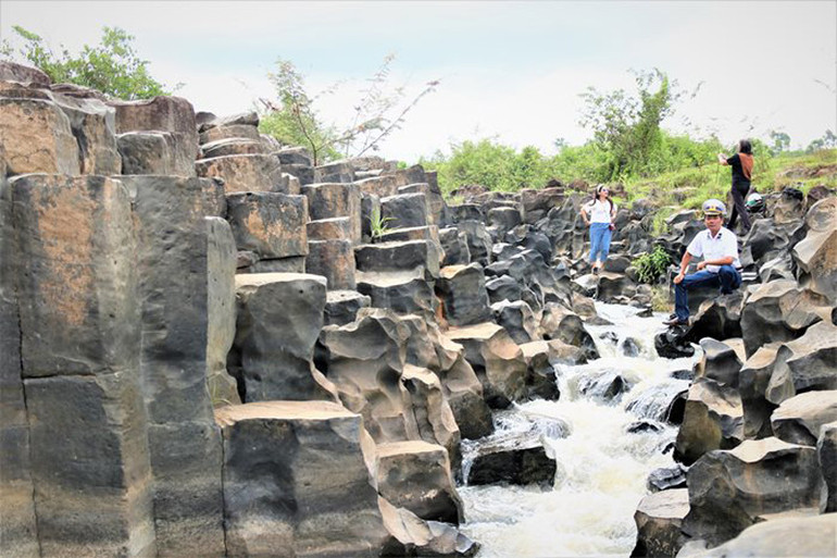 (Ảnh: dulichpleiku.gialai.gov.vn) Ấn tượng suối đá đĩa cổ ở Gia Lai -0