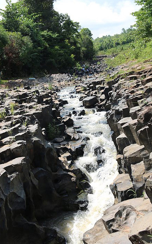 Ấn tượng suối đá đĩa cổ ở Gia Lai ảnh 3 Ấn tượng suối đá đĩa cổ ở Gia Lai -1