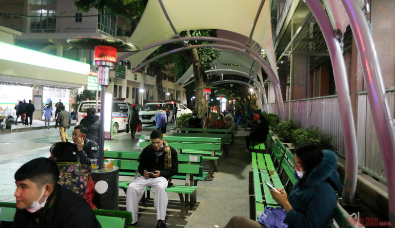 Ấm lòng những cây sưởi ở Bệnh viện Bạch Mai cho người nhà bệnh nhân ảnh 8 8cay_suoi_benh_vien_bach_mai-1610331086483.jpg