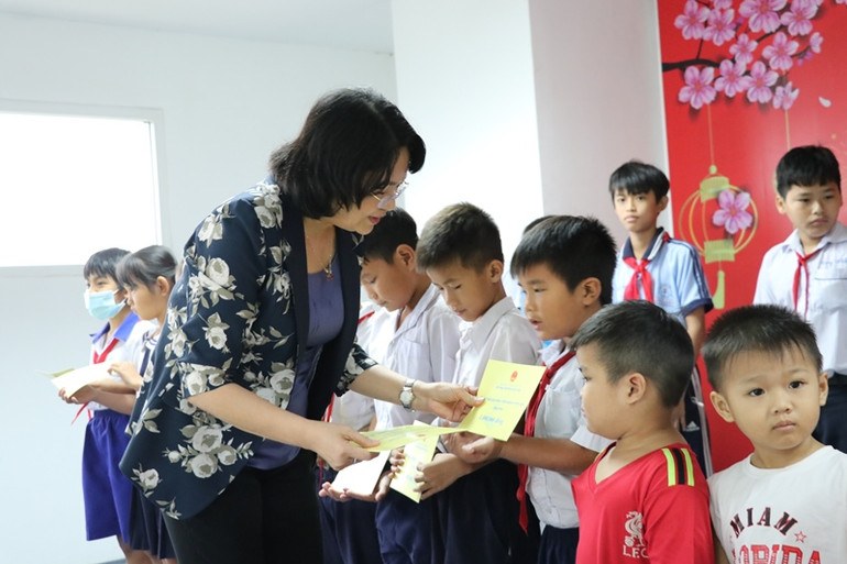 Phó Chủ tịch nước thăm, tặng quà gia đình chính sách, người hoàn cảnh khó khăn -0