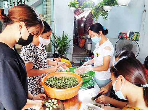 Các cô giáo huyện Việt Yên nấu cơm miễn phí cho bà con trong khu cách ly. 8_1-1622192605859.jpg