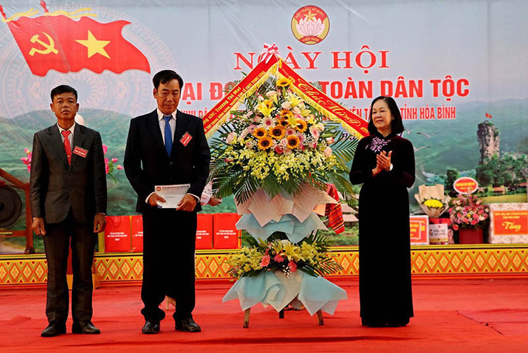 Đồng chí Trương Thị Mai tặng quà lãnh đạo xã và nhân dân xóm Lũy Ải, xã Phong Phú, huyện Tân Lạc. Đồng chí Trương Thị Mai dự ngày hội Đại đoàn kết dân tộc tại Hòa Bình -0