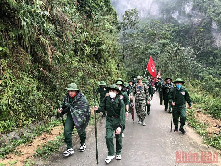 Du khách đi bộ trải nghiệm qua những địa danh lịch sử trong chương trình du lịch “Hành quân theo bước chân anh”. Hà Giang chăm lo người có công trong cuộc chiến đấu bảo vệ biên giới phía bắc -0