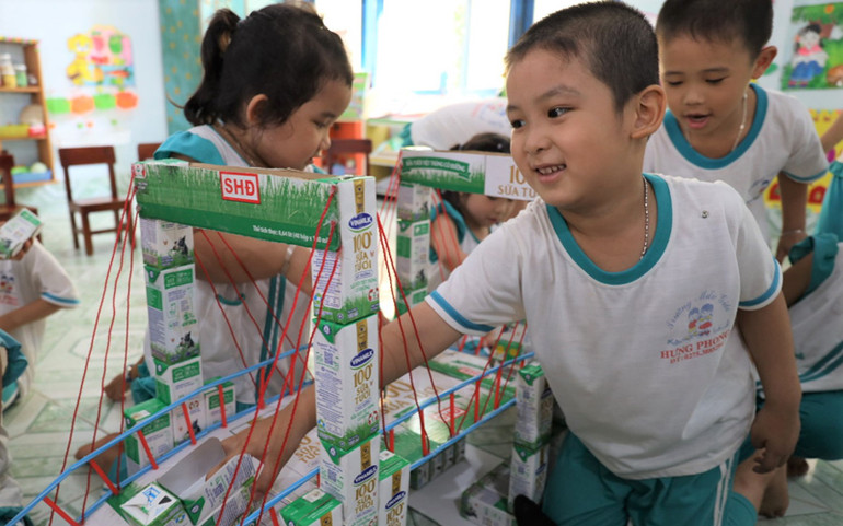 Hướng dẫn học sinh tái sử dụng vỏ hộp sữa sau khi uống là một hoạt động mang tính giáo dục trong chương trình được các trường đánh giá cao. Bốn năm triển khai, sữa học đường “được lòng” thầy trò, phụ huynh Bến Tre -0