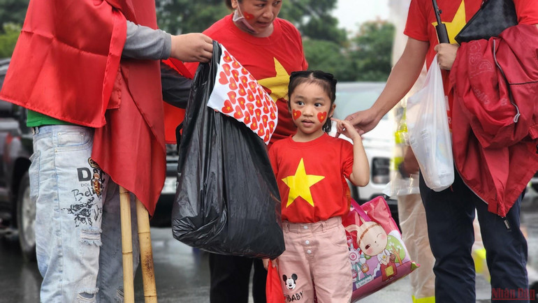 Tất cả chung một tình yêu với bóng đá... Hai cha con bán cờ dồn tiền mua vé cổ vũ U23 Việt Nam -0