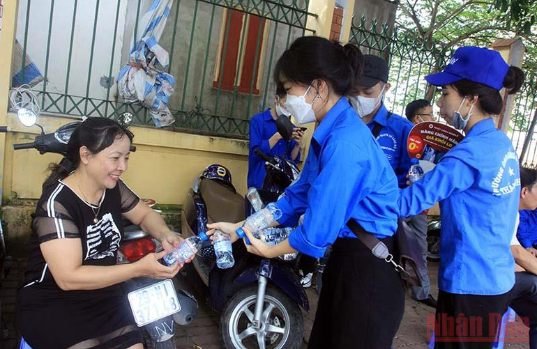Các tình nguyện viên tại Thái Bình phát nước uống miễn phí cho người nhà thí sinh. Đông đảo tình nguyện viên cả nước tham gia “Tiếp sức mùa thi” -0