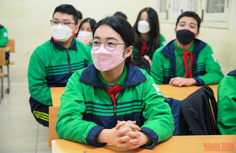  Học sinh từ khối lớp 7 tới 12 của thành phố Hà Nội chính thức trở lại trường học trực tiếp -0