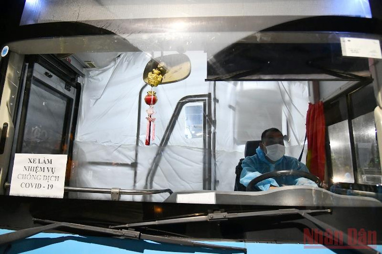 Di dời người dân tại “điểm đỏ” phường Thanh Xuân Trung đến nơi an toàn -0