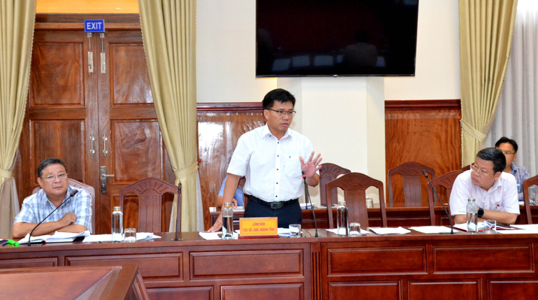 Ông Nguyễn Hữu Trung, Phó Giám đốc Sở GTVT Bình Thuận phân tích nguyên nhân sự thiếu hụt nguồn vật liệu trên thực tế so với Hồ sơ thiết kế ban đầu. Bình Thuận tháo gỡ vướng mắc nguồn vật liệu đất đắp nền thi công cao tốc đoạn qua tỉnh -0