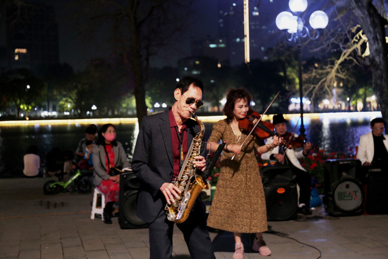 Phố đi bộ hồ Gươm vắng vẻ ngày đầu hoạt động trở lại -0