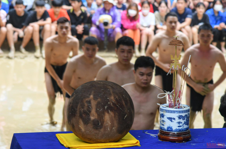 Quả cầu làm bằng gỗ lim, đường kính 35 cm, nặng khoảng 20 kg tượng trưng cho mặt trời, còn lỗ cầu tượng trưng cho âm; âm dương hòa hợp giúp mọi người làm ăn phát đạt, vạn sự bình an. Bắc Giang: Độc đáo thanh niên đóng khố “vật cầu bùn” -0