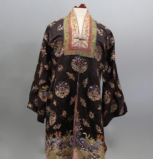 Một doanh nghiệp hiến tặng hai cổ vật triều Nguyễn quý hiếm cho Huế -0