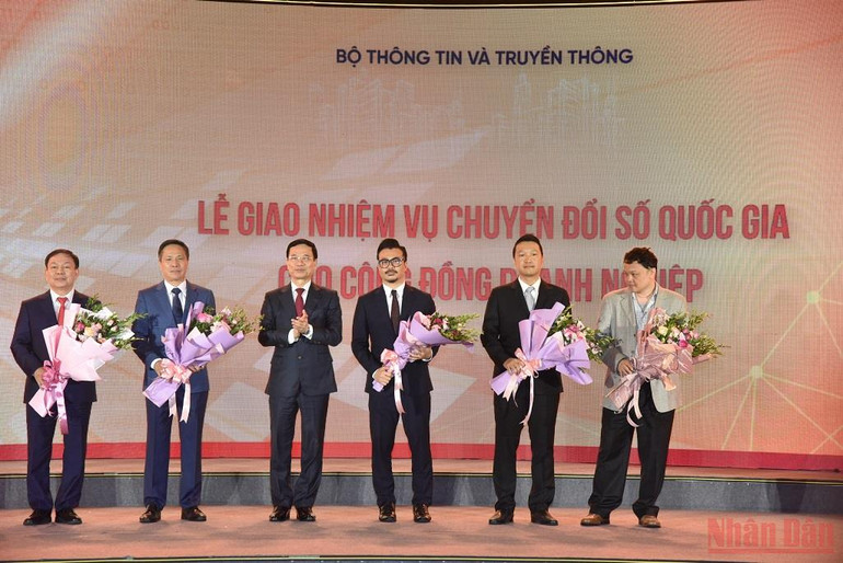 Bộ trưởng Nguyễn Mạnh Hùng giao nhiệm vụ chuyển đổi số quốc gia cho cộng đồng doanh nghiệp. (Ảnh: TRẦN HẢI) Bộ trưởng Nguyễn Mạnh Hùng: Nhận phát triển các nền tảng số là nhận sứ mệnh quốc gia -0