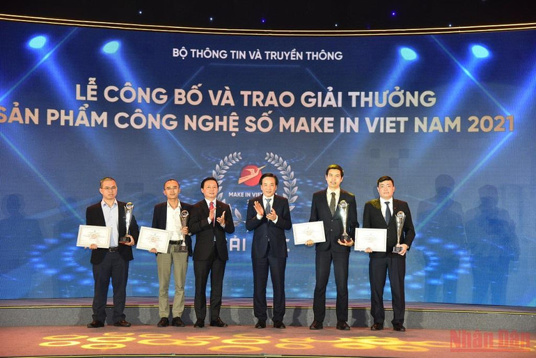 Các Ủy viên Trung ương Đảng Trần Hồng Hà, Bộ trưởng Tài nguyên và Môi trường và Trần Văn Sơn, Bộ trưởng, Chủ nhiệm Văn phòng Chính phủ trao giải bạc cho các tác giả. Ảnh: TRẦN HẢI Trao Giải thưởng Sản phẩm công nghệ số Make in Viet Nam 2021 -0