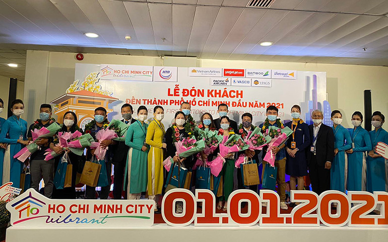 Hà Nội, TP Hồ Chí Minh và các địa phương đón những vị khách du lịch đầu tiên năm 2021 -0