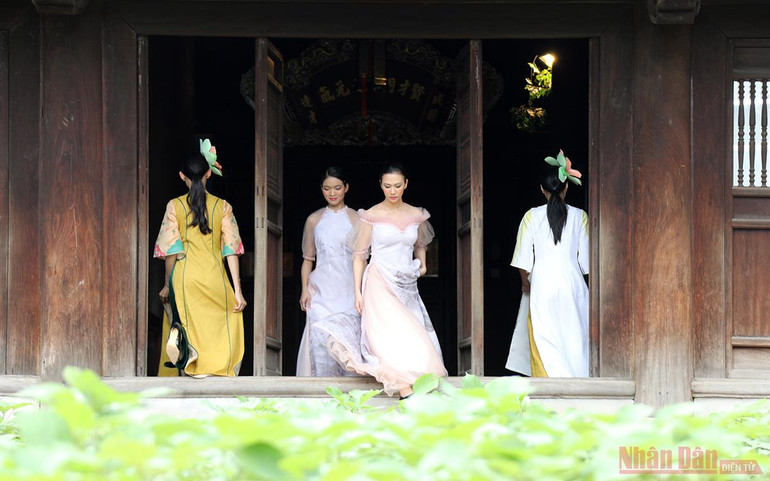 Áo dài “kể chuyện” bốn phương -0