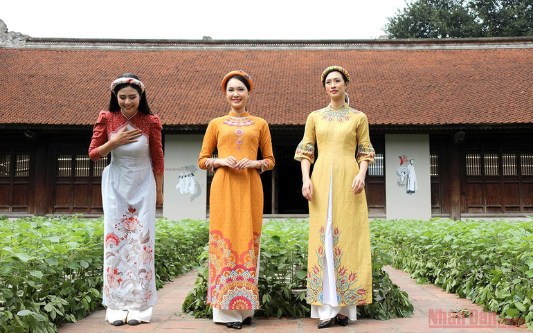 Áo dài “kể chuyện” bốn phương -0