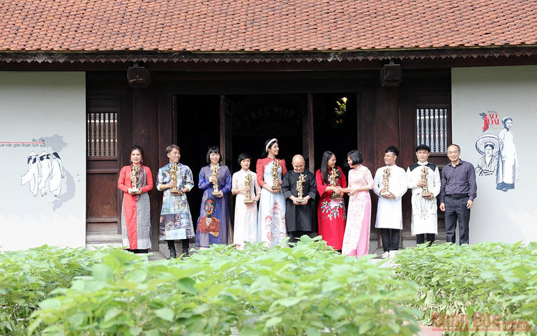 Áo dài “kể chuyện” bốn phương -0