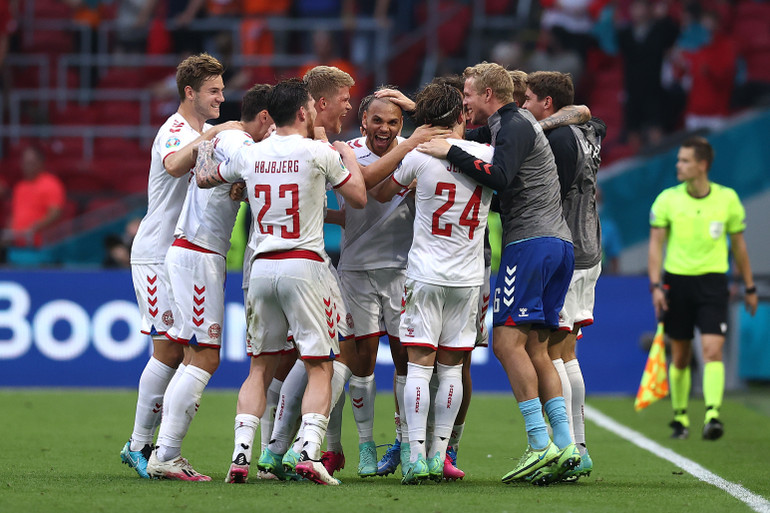 Đồng đội vây quanh Braithwaite để chúc mừng những nỗ lực của anh. (Ảnh: UEFA) Đan Mạch vùi dập Xứ Wale 4-0 trận mở màn vòng 1/8 EURO 2020 -0