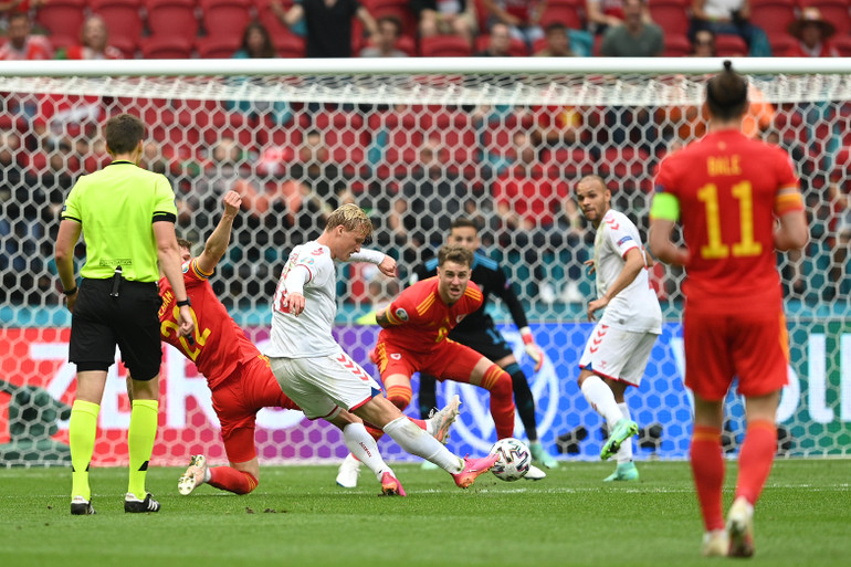 Dolberg tung ra cú cứa lòng với bóng xoáy rất khó bắt. (Ảnh: UEFA) Đan Mạch vùi dập Xứ Wale 4-0 trận mở màn vòng 1/8 EURO 2020 -0
