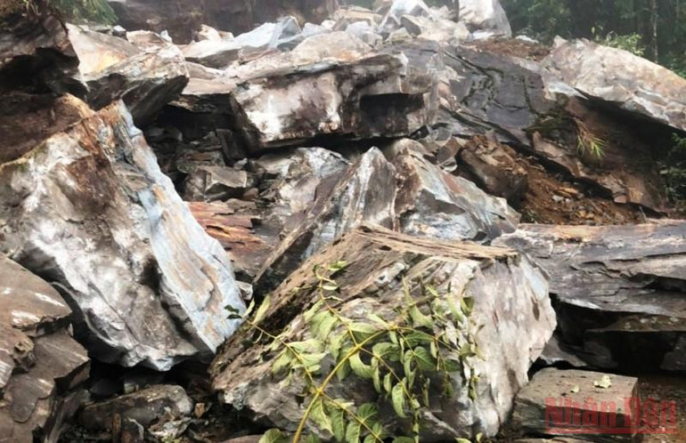 Sạt lở hàng nghìn mét khối đá lớn, ách tắc tỉnh lộ 158 ở Lào Cai -0