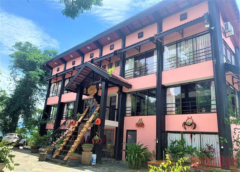 Biệt điện Bảo Đại tọa lạc trên quả đồi cao bên hồ Lắk được xây dựng với kiến trúc hiện đại. Thơ mộng hồ Lắk giữa đại ngàn Tây Nguyên -0