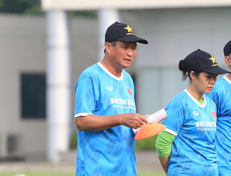 Đội tuyển nữ làm quen với các bài tập thể lực của chuyên gia nước ngoài -0