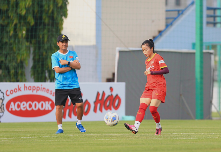 Đội tuyển nữ làm quen với các bài tập thể lực của chuyên gia nước ngoài -0