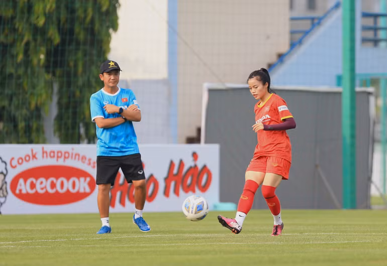 Đội tuyển nữ làm quen với các bài tập thể lực của chuyên gia nước ngoài -0