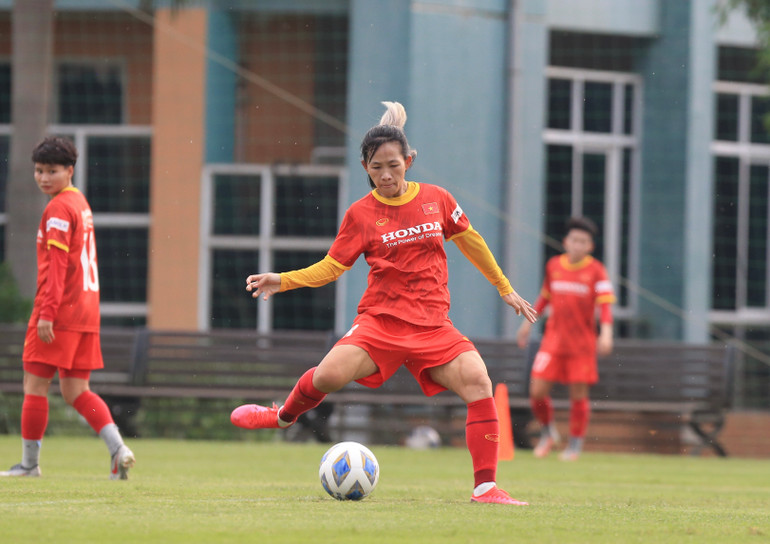 Đội tuyển nữ làm quen với các bài tập thể lực của chuyên gia nước ngoài -0