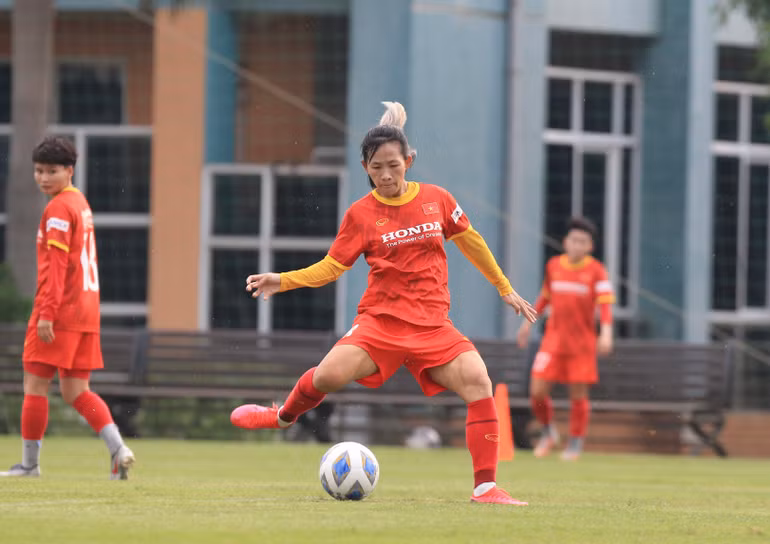 Đội tuyển nữ làm quen với các bài tập thể lực của chuyên gia nước ngoài -0