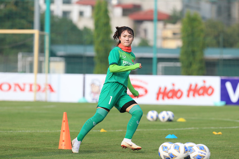 Đội tuyển nữ làm quen với các bài tập thể lực của chuyên gia nước ngoài -0