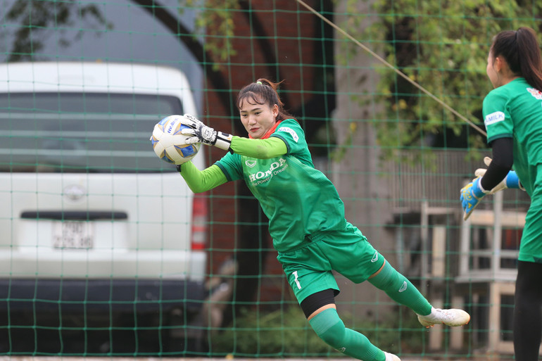 Đội tuyển nữ làm quen với các bài tập thể lực của chuyên gia nước ngoài -0