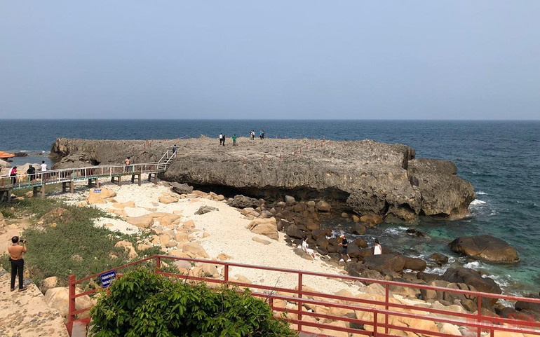 Phiến đá san hô cổ nhìn từ xa. Khám phá bãi đá cổ di sản Hang Rái, Ninh Thuận -0