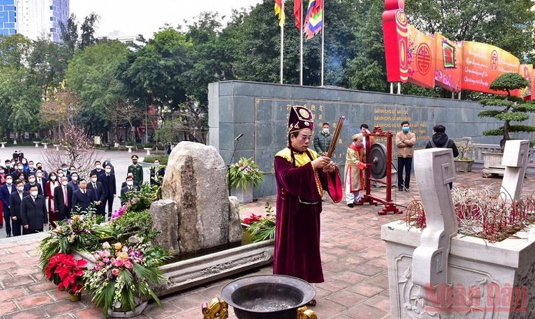 Dâng hương tưởng niệm vua Quang Trung - Nguyễn Huệ -0