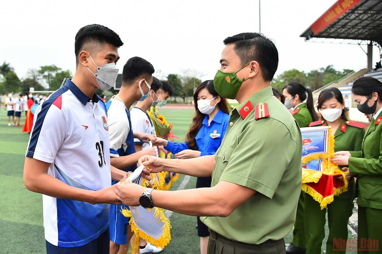 Các đại biểu tặng hoa và cờ lưu niệm cho đại diện các đội tham gia thi đấu tại hội thao. Thanh niên Công an nhân dân - Khỏe để xây dựng và bảo vệ Tổ quốc -0