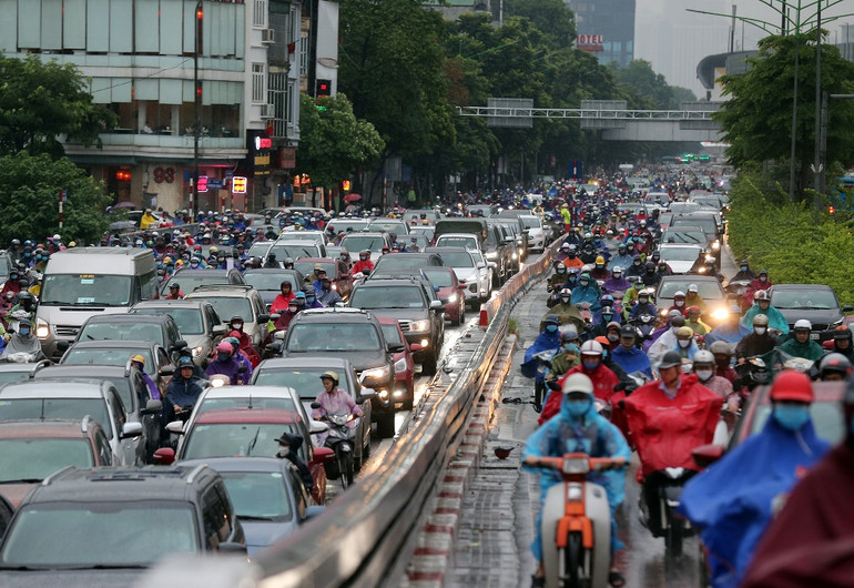 Ô-tô, xe máy ken đặc cả phía trên và dưới cầu vượt Ngã Tư Sở. Hà Nội mưa lớn, ùn tắc nghiêm trọng sáng đầu tuần -0