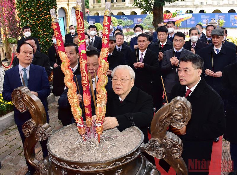 Tổng Bí thư Nguyễn Phú Trọng dâng hương tại Khu Di sản Hoàng thành Thăng Long -0