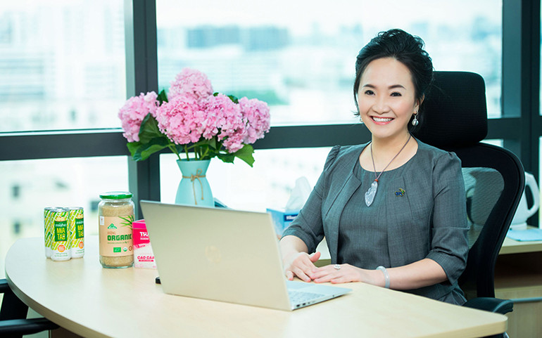 Bà Đặng Huỳnh Ức My-Phó chủ tịch Hội đồng Quản trị SBT SBT nhận giải thưởng