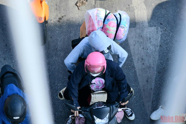 Người dân trở lại Thủ đô sau kỳ nghỉ lễ -4