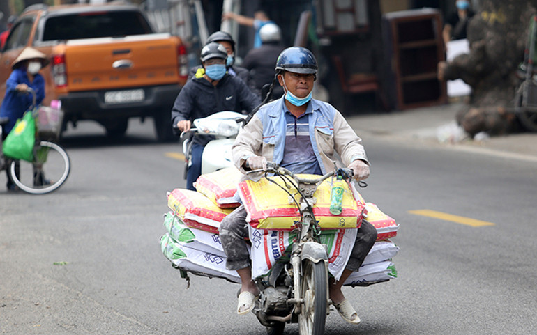 Xe máy “đồng nát” tung hoành trên đường phố Hà Nội -6