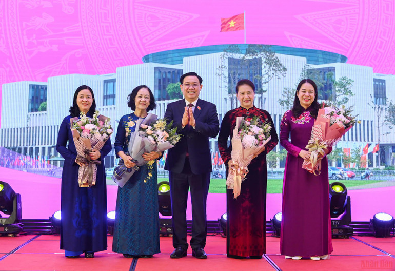 Chủ tịch Quốc hội Vương Đình Huệ tặng hoa chúc mừng các đại biểu tại buổi gặp mặt. Nữ đại biểu Quốc hội đóng góp quan trọng nâng cao chất lượng, hiệu quả hoạt động của Quốc hội -0
