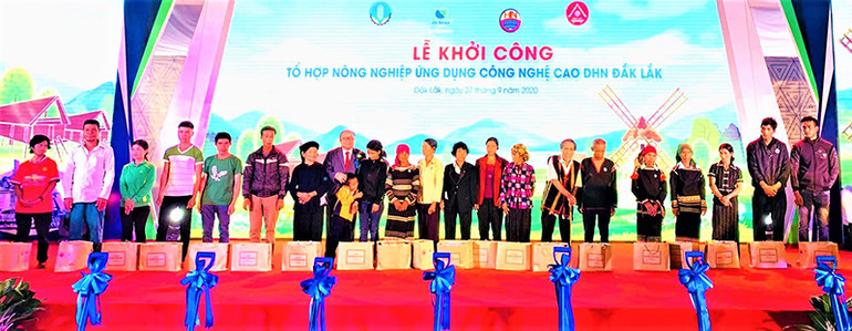20 hộ đồng bào dân tộc thiểu số có hoàn cảnh khó khăn ở xã Ea M’droh được nhận quà của Thủ tướng Chính phủ. Khởi công dự án “Tổ hợp khu nông nghiệp ứng dụng công nghệ cao DHN Đắk Lắk” -0
