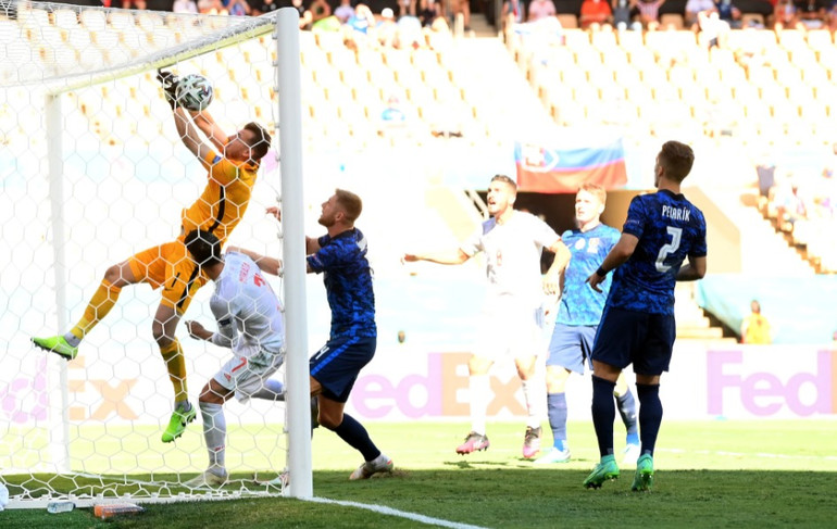 Tây Ban Nha, Thụy Điển dắt tay nhau qua vòng bảng -0