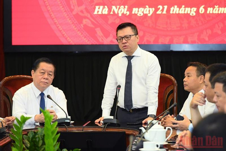 Đồng chí Lê Quốc Minh, Tổng Biên tập Báo Nhân Dân phát biểu báo cáo tại buổi làm việc. (Ảnh: THÀNH ĐẠT) Báo Nhân Dân thúc đẩy đổi mới sáng tạo, xứng đáng với niềm tin của Đảng, Nhà nước và nhân dân -0
