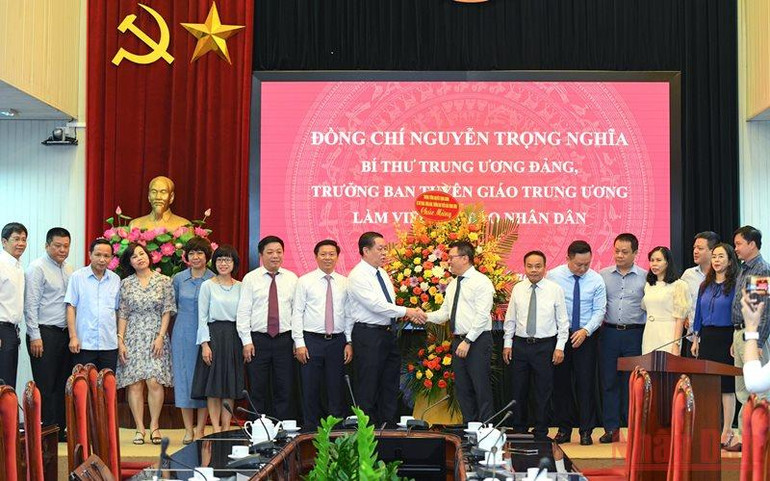 Đồng chí Nguyễn Trọng Nghĩa, Bí thư Trung ương Đảng, Trưởng Ban Tuyên giáo Trung ương tặng hoa chúc mừng Báo Nhân Dân nhân Ngày Báo chí cách mạng Việt Nam. (Ảnh: THÀNH ĐẠT) Báo Nhân Dân thúc đẩy đổi mới sáng tạo, xứng đáng với niềm tin của Đảng, Nhà nước và nhân dân -0