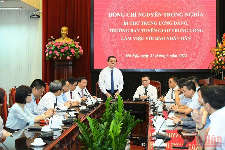 Đồng chí Nguyễn Trọng Nghĩa, Bí thư Trung ương Đảng, Trưởng Ban Tuyên giáo Trung ương phát biểu tại buổi làm việc. (Ảnh: THÀNH ĐẠT) Báo Nhân Dân thúc đẩy đổi mới sáng tạo, xứng đáng với niềm tin của Đảng, Nhà nước và nhân dân -0